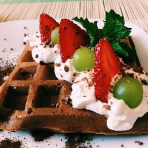 Gofry czekoladowe z owocami