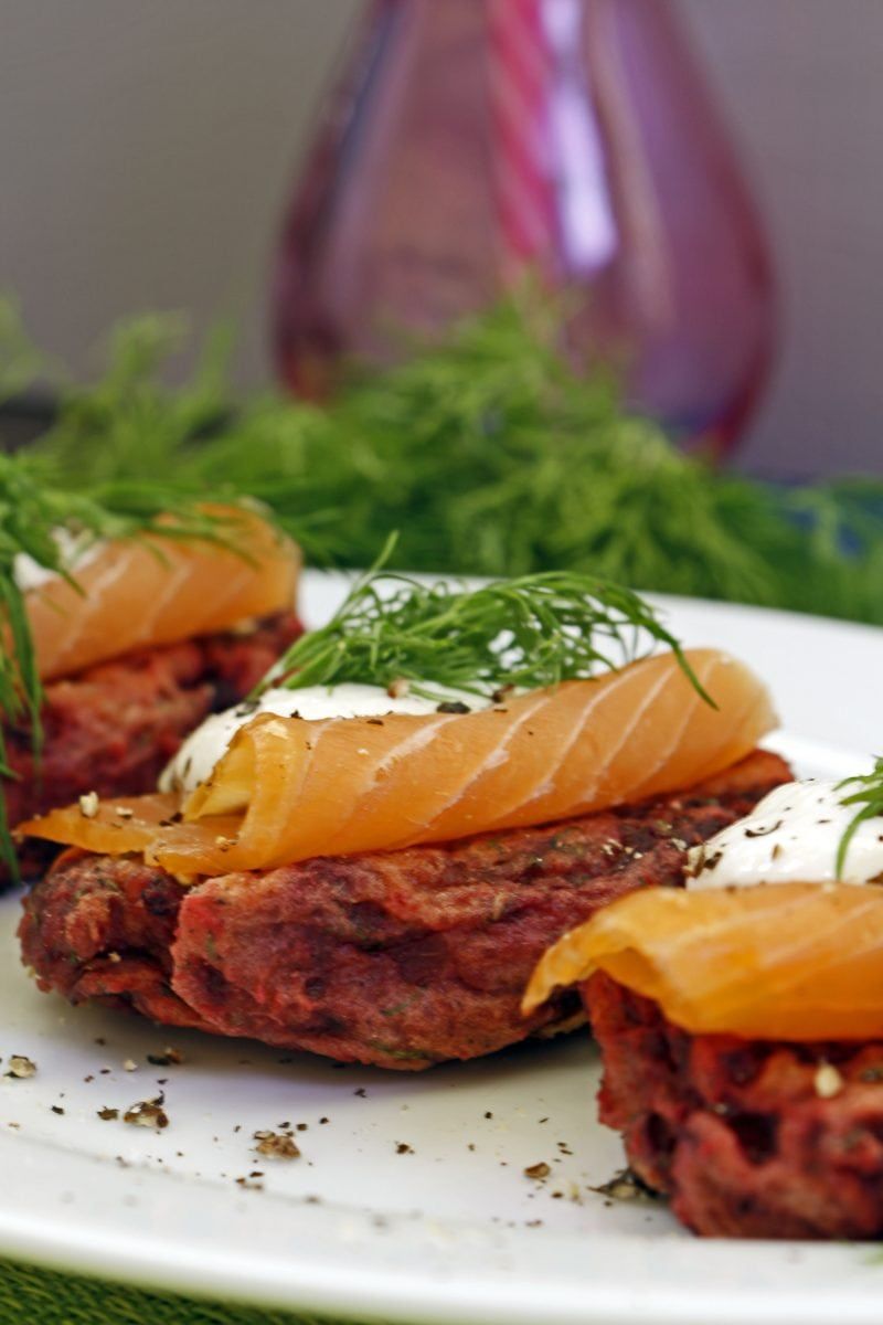 Placki buraczane z łososiem