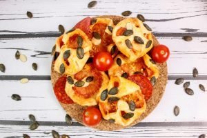 Przekąski z ciasta francuskiego z pepperoni