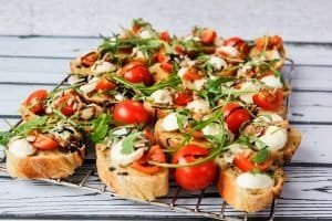 Bruschetta z pomidorami i mozzarellą