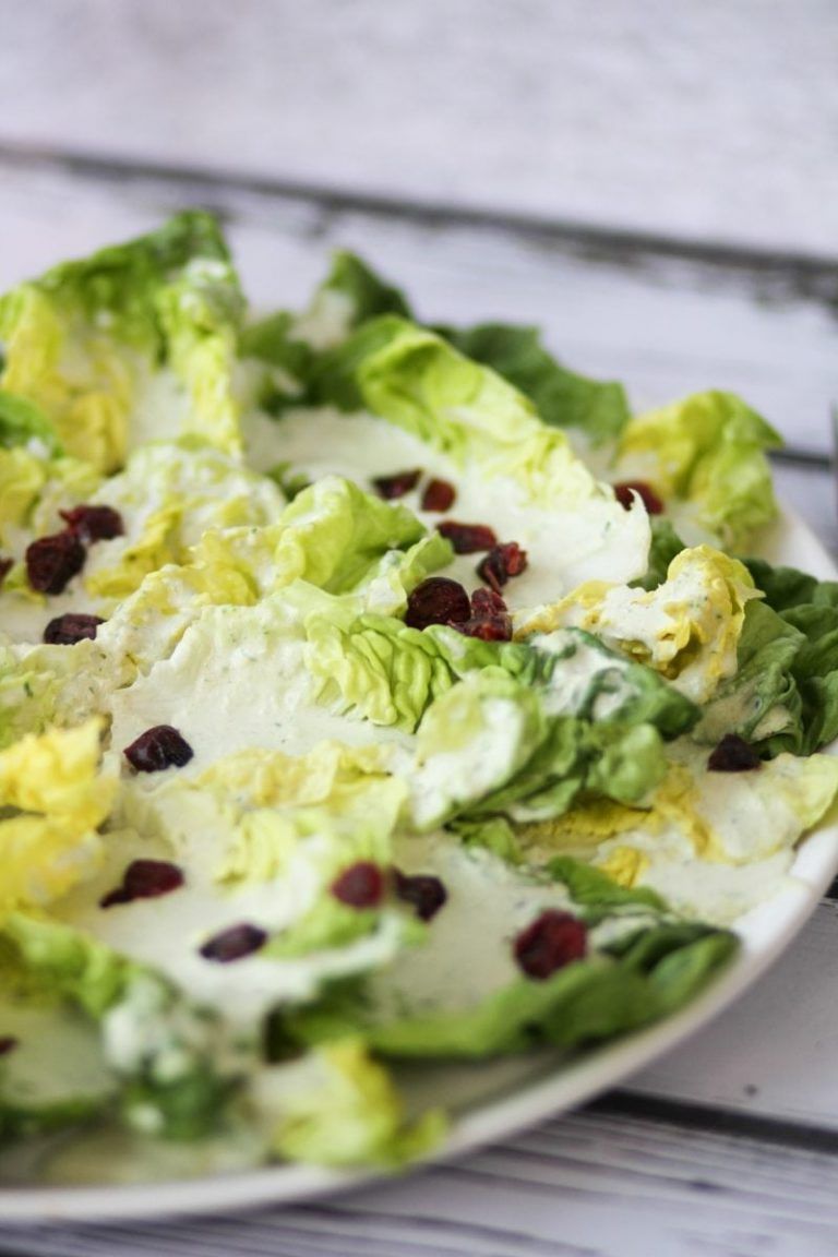 Sałata z sosem serowym