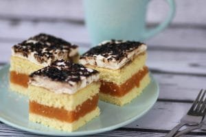 Ciasto jabłkowe na biszkopcie z bitą śmietaną