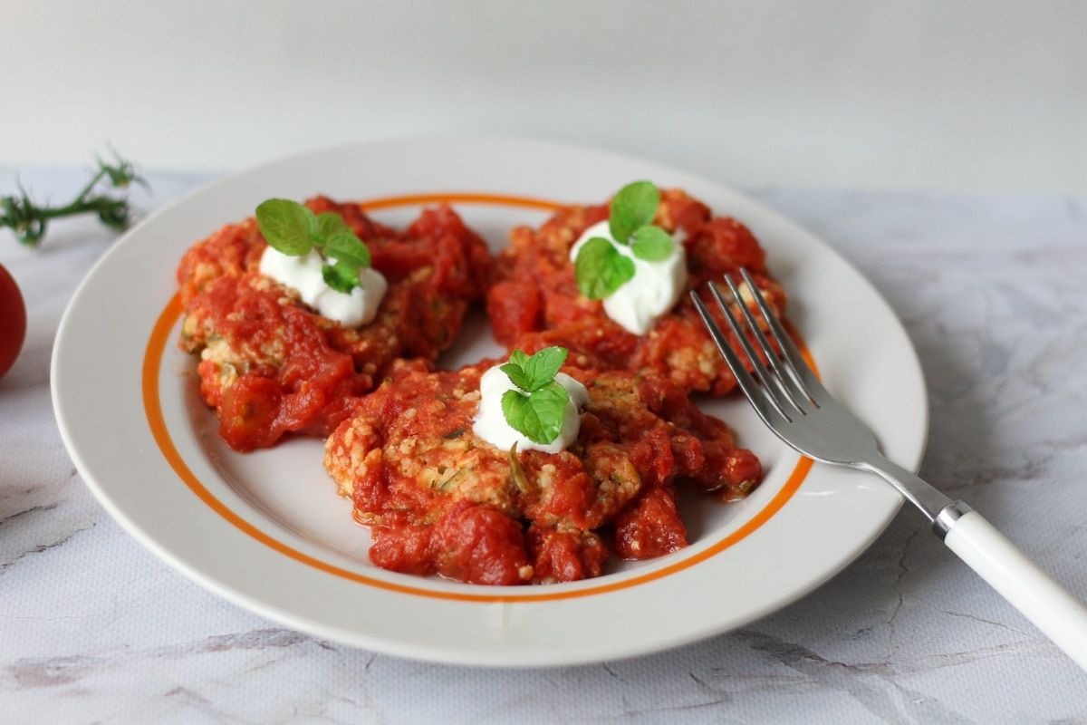 Placuszki jaglane z sosem