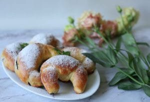 Rogale drożdżowe z jagodami