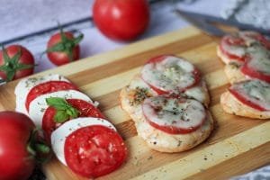 Piersi z kurczaka z mozzarellą i pomidorami
