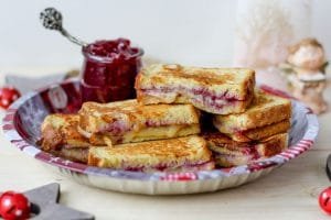 Gorące kanapki z mozzarellą i żurawiną
