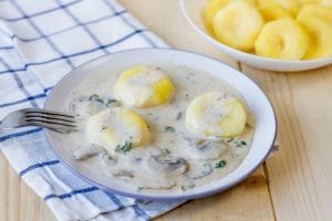 Kluski z sosem pieczarkowym