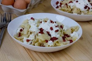 Makaron z białym serem i boczkiem