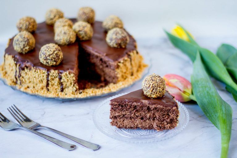 Tort Ferrero Rocher z domowymi kulkami