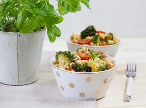Sałatka makaronowa z brokułem, pesto i pomidorkami