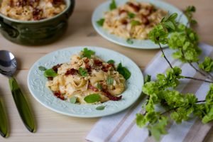 Carbonara z suszonymi pomidorami i boczkiem