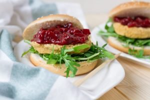 Burger z ciecierzycy z sosem śliwkowym