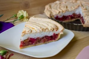 Tarta na kruchym cieście z rabarbarem i bezą