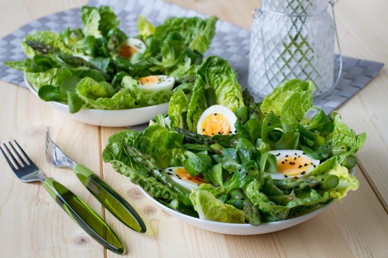 Sałatka z zielonymi szparagami i jajkiem