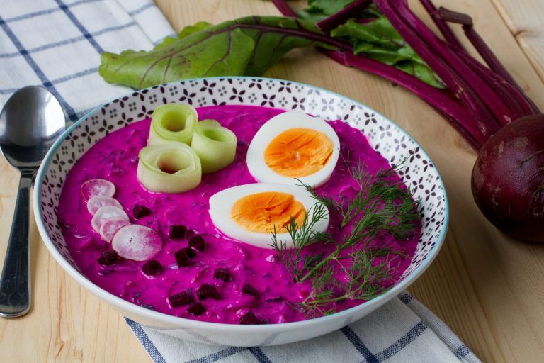 Chłodnik z botwiny z ogórkiem, jajkiem i rzodkiewką