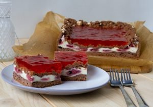 Kruche ciasto kakaowe z pianką i truskawkami