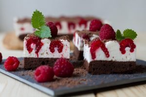 Ciasto czekoladowe z malinami i bitą śmietaną