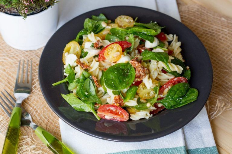 Sałatka makaronowa z pomidorkami