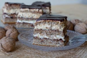 Ciasto orzechowe z masą krówkową