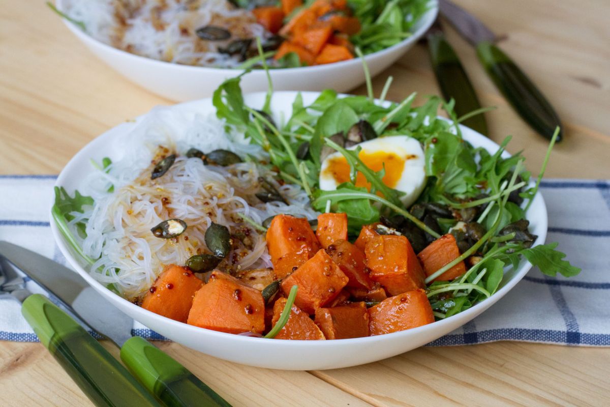 Sałatka ze słodkich ziemniaków z rukolą