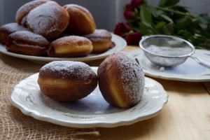 Pączki tradycyjne z marmoladą i cukrem pudrem