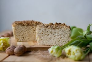 Bezglutenowa bułka na zakwasie z orzechami
