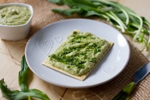 Pasta z białej fasoli i czosnku niedźwiedziego