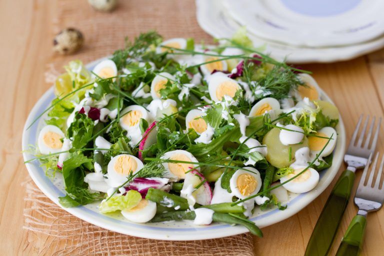 Sałatka z jajek i nowalijek