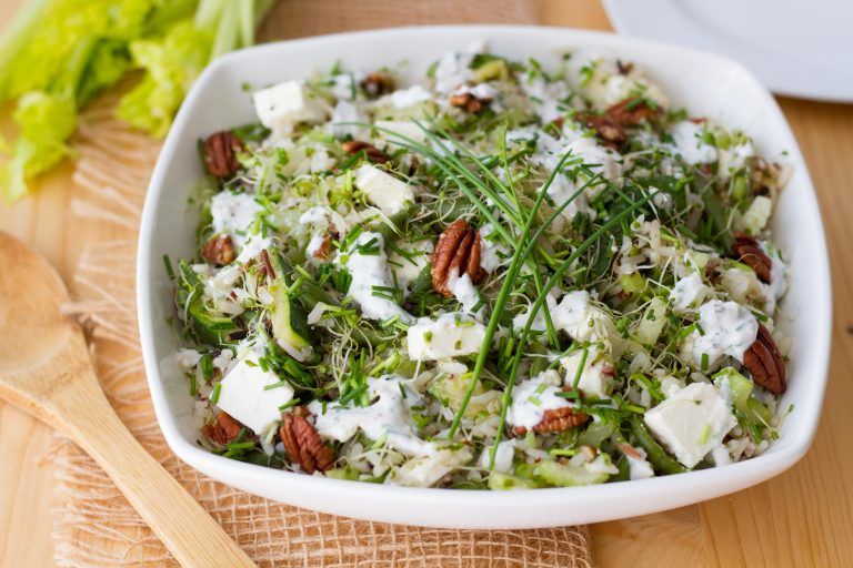 Sałatka z cukinii z dzikim ryżem i fetą