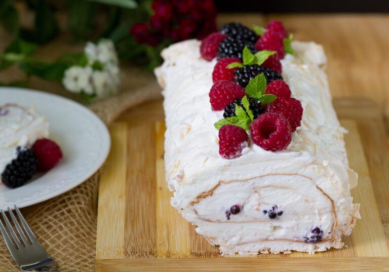 Rolada bezowa z bitą śmietaną