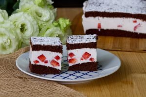 Jogurtowiec z truskawkami na cieście czekoladowym