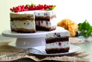 Torcik czekoladowy z masą mascarpone i owocami