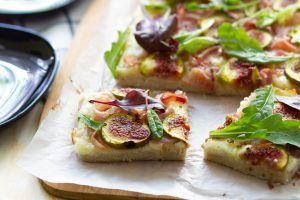 Pizza bezglutenowa z szynką parmeńską i figami