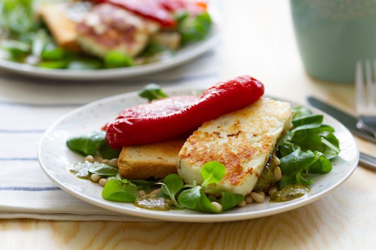 Halloumi z papryką i pesto