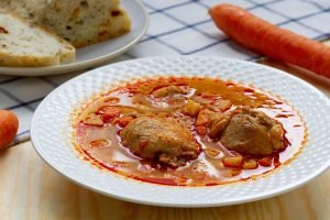 Węgierska zupa z kurczaka z papryką