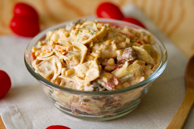 Sałatka z tortellini i pomidorkami koktajlowymi