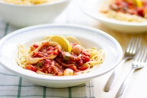 Spaghetti z pomidorami i owocami morza