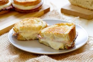 Croque Monsieur z szynką i serem