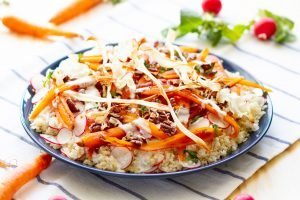 Sałatka z quinoa z sosem jogurtowym