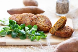 Bezglutenowe kotlety z quinoa i słodkich ziemniaków