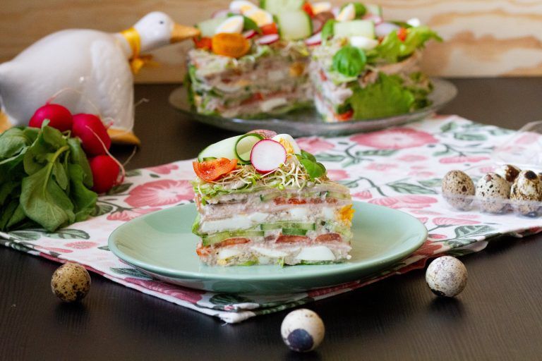 Torcik z warzywami, jajkiem i szynką