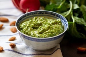 Pesto z liści rzodkiewki, migdałów i oliwy