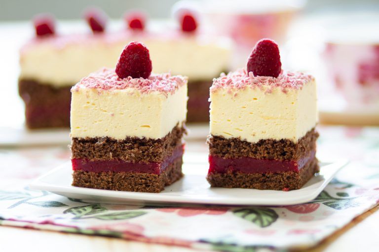 Biszkopt kakaowy z malinami i kremem