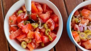Salsa pomidorowa z cebulą i oliwkami