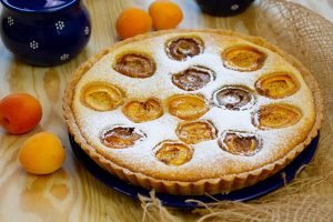 Tarta z morelami i kremem migdałowym