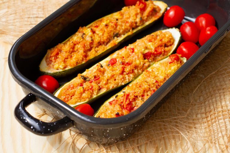 Faszerowana cukinia z kasza jaglaną i pomidorami