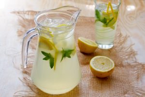 Lemoniada z wody i cytryny