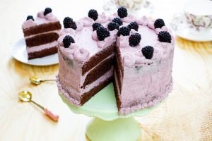 Tort z kremem jeżynowym