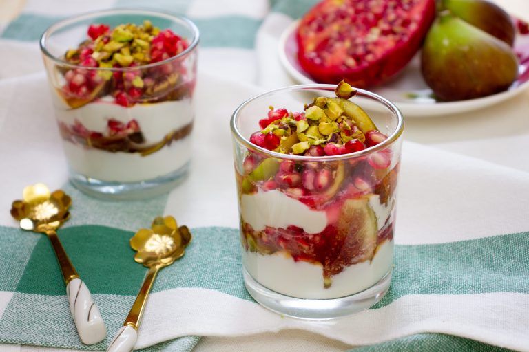 Deserek z jogurtu greckiego i owoców