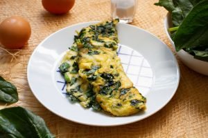 Omlet z jajek ze szpinakiem